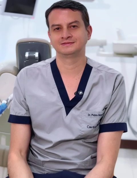 El Dr. Pablo Montero González en su consultorio